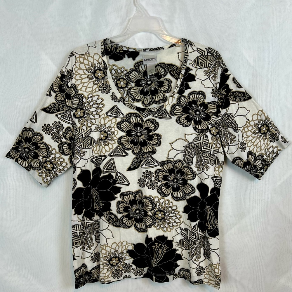 Chicos women’s Floral Short Sleeve Pullover Top / size Chicos 3 / Womens large
